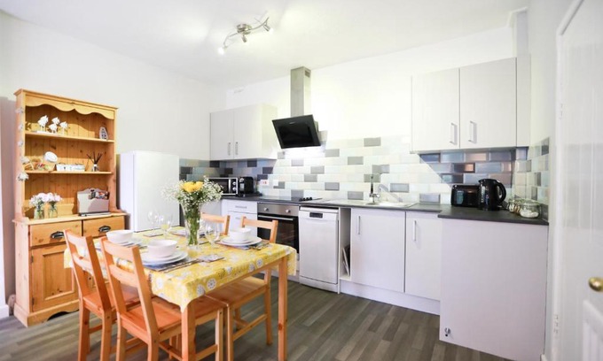 Westleigh Apartment | Woodside Ash hot tub & pool (sleeps 4-6)