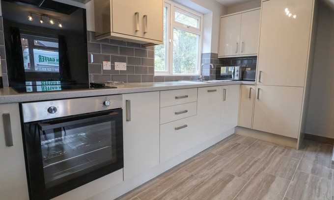 Penycae Cottage | WOODSIDE, pet friendly, with hot tub in Penycae
