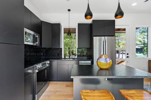 Young Harris House | Woodstar Tiny House 1br1ba Deck & Pool Access