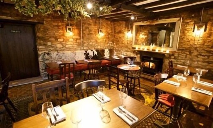 Woodstock House | Woodstock Arms