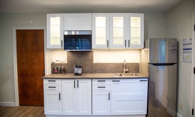 Alta Vista Homeowners Association Apartment | Woodsy King Suite in the Heart of Santa Rosa
