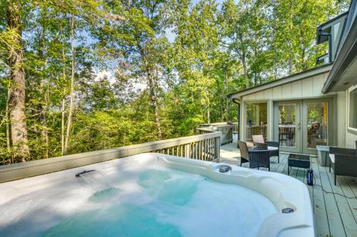 Dahlonega House | Woodsy Retreat with Deck and Views in Dahlonega!