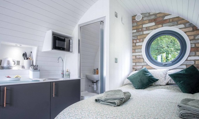 Kilgetty Apartment | Woody - 1 Bedroom Pod - Cold Inn