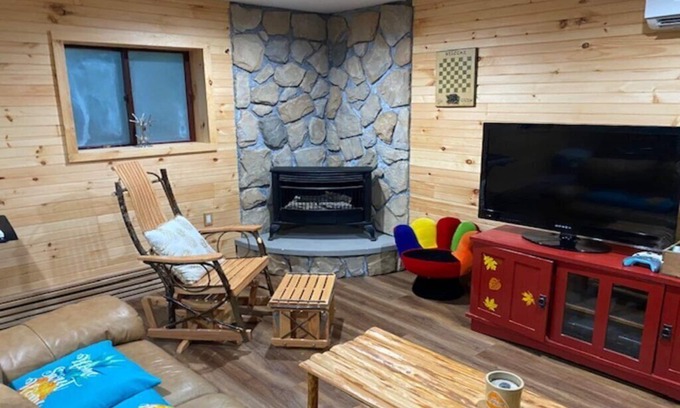 Hamlin House | Woody Retreat Intimate Chalet + Oak Sauna