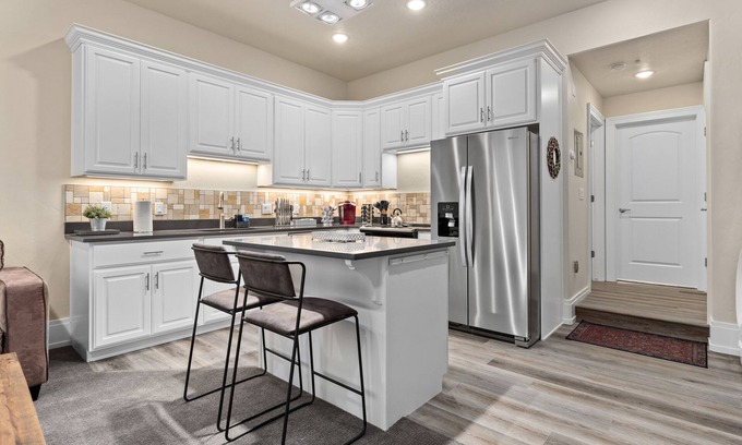 Central Business District Apartment | Work Here! King Bed, 400+ Mbps WiFi, BYU