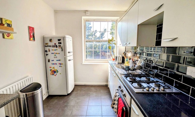 Camberwell Green Apartment | Working Desk, King bed, Spacious Living Room