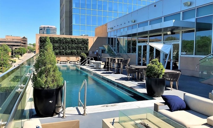 West Plaza Hotel | World Class Shopping At Country Club Plaza! Onsite Pool, Pet-friendly Property