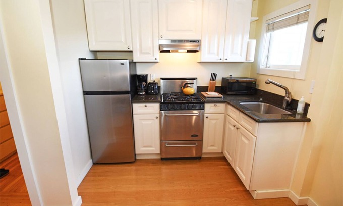 Russian Hill Apartment | World Famous Macondray Lane ~ Fully Furnished Studio in Russian Hill