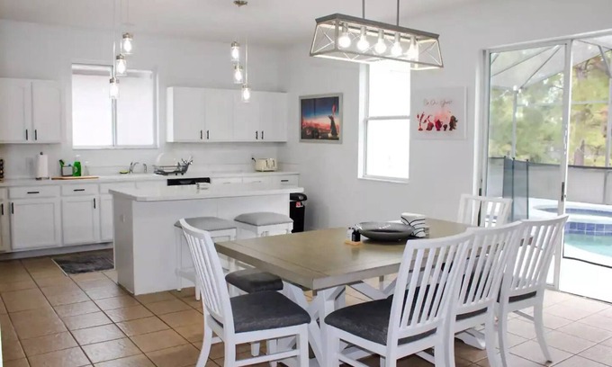 Windwood Bay House | World Showcase Luxury Home, near Disney Disney Theme Parks w/pool and tub.