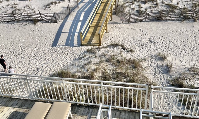 Villa Sabine House | WOW Free 4 Pet, Closest to the Gulf Luxury 4 Bed,3Bath 3 Decks Sleeps 14 2200 SF