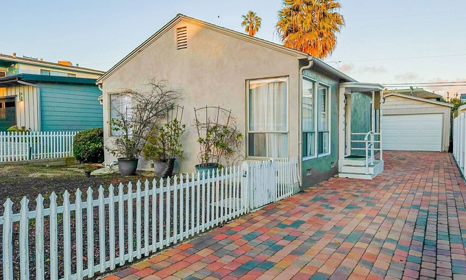 Lantern District Cottage | Wow location, near beaches/Harbor, shopping, restaurants, close to Ohana grounds