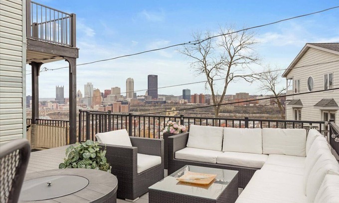 South Side Slopes Apartment | Wow! Skyline Sunset Escape On Hackstown