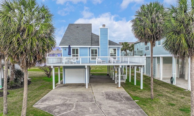 Pirates Beach House | Wrap around deck-Pet-Friendly 1 Block from beach!