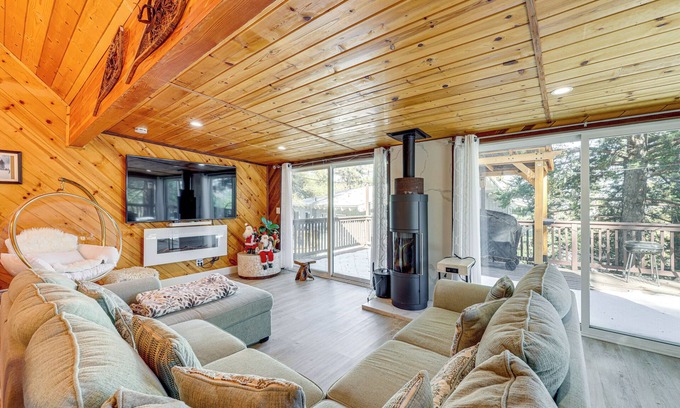 Wrightwood Cabin | Wraparound Deck & Grill: Wrightwood Cabin Near PCT