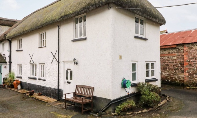 Chulmleigh Cottage | WREN COTTAGE, pet friendly, with a garden in Chulmleigh