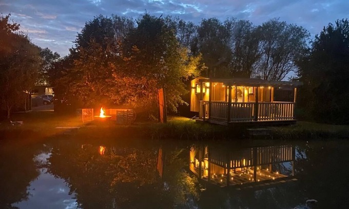 Ely Cabin | Wren - Luxury Shepherd's Hut with Private Hot Tub