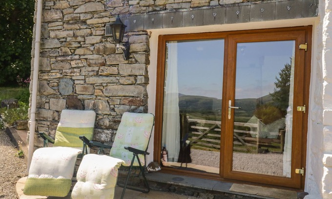 Thornthwaite Cottage | WREN'S NEST, character holiday cottage, with a garden in Keswick