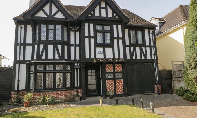 Oxford Cottage | WROXTON HOUSE, pet friendly, character holiday cottage in Oxford