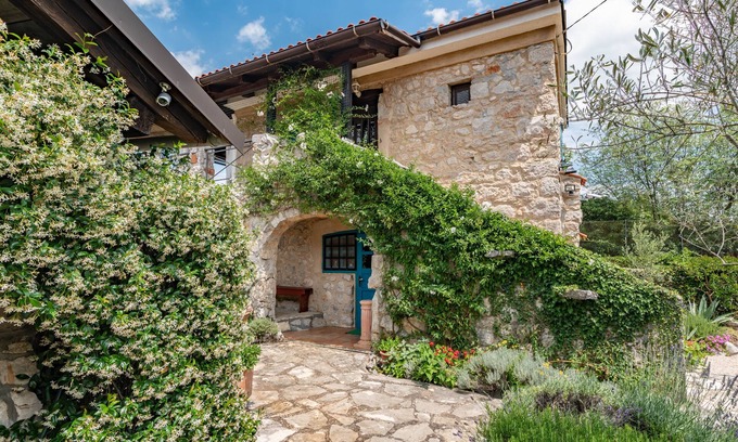 Gabonjin House | Wunderschöne Villa Nana für 8 Personen mit Pool