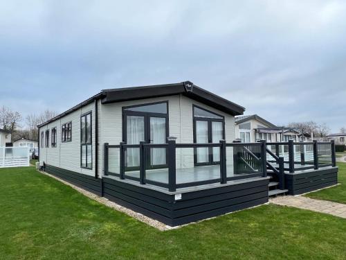 South Cerney House | Wyndham Lodge