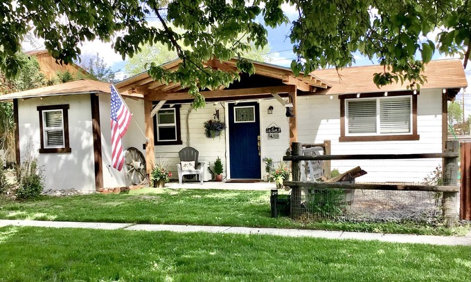 Cody Cottage | “WYNOT BUNKHOUSE”, Western class in a quaint backyard retreat
