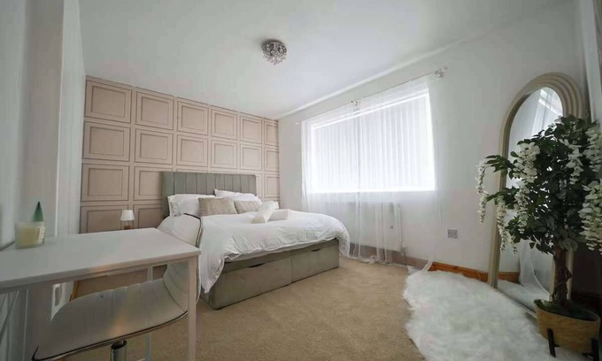 Broadheath House | Wythenshawe Greenbrow Retreat