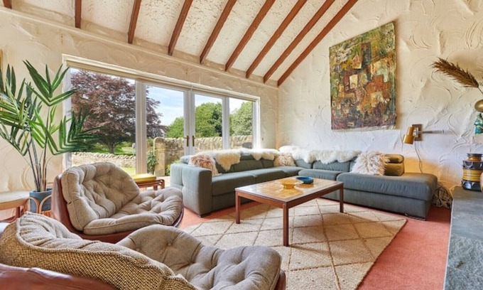 Beadnell House | Xanadu: Stylish family home by the Pub and Beach