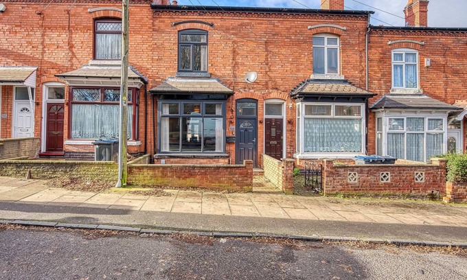 Bloxwich House | Xclusive Living 3 Bedroom House Close to NEC & Birmingham Airport with Free WiF