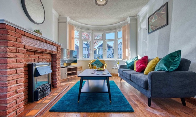 Bloxwich House | Xclusive Living Close to NEC, Free WiFi, Netflix, Parking, Sleeps 5, 3 Bedroom H