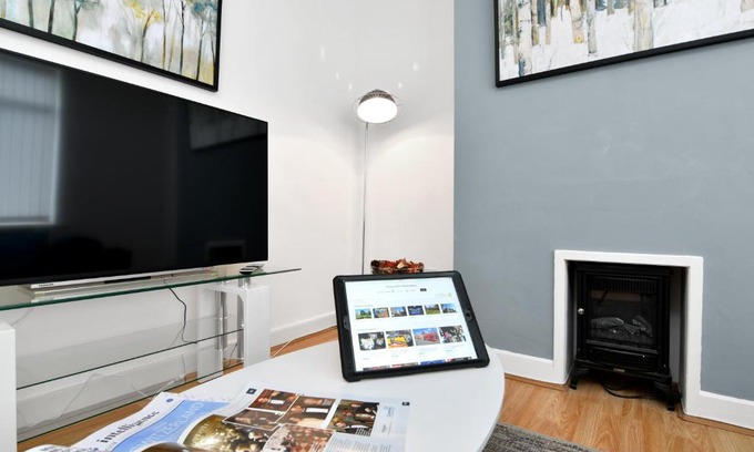 Sheldon House | Xclusive Living Stay near Airport & NEC, The Whitecroft