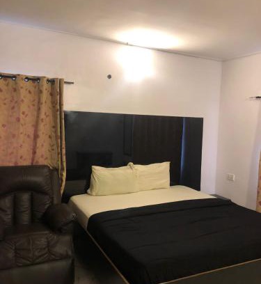 Surulere Hotel | Xi Lounge And Suite