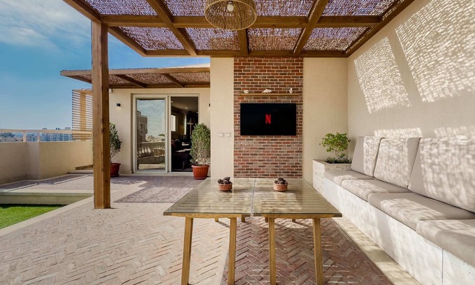 Heliopolis Apartment | Xuru Stays I The 1bdr Rustic Rooftop w/Wow Outdoor Terrace