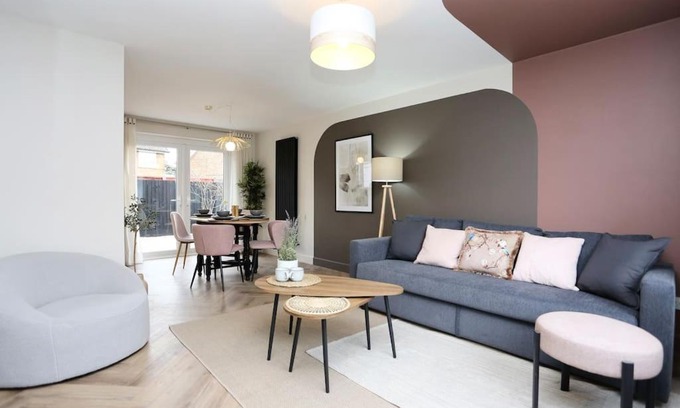 Blackpool House | xxBrand Newxx sleeps 8, stylish japandi house