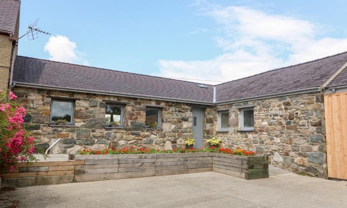 Dinas House | Y Beudy