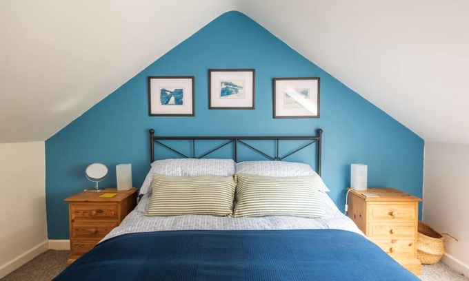 Solva Apartment | Y Bothy · Riverside Bothy In Heart of Scenic Harbour Village