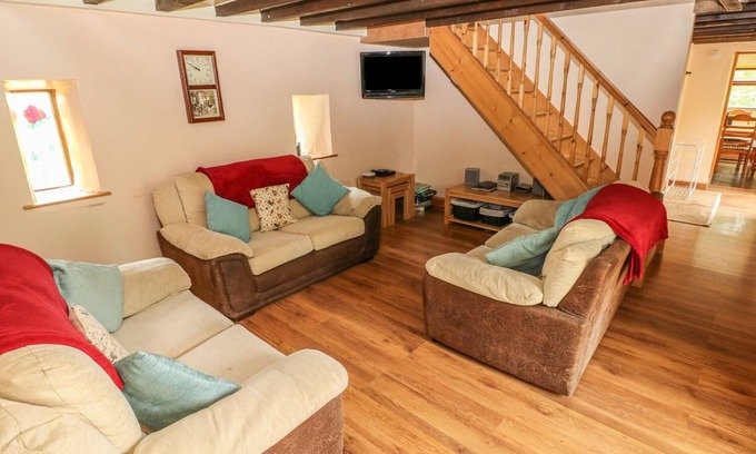 Llandissilio West Cottage | Y BWTHYN, family friendly, with a garden in Llandissilio