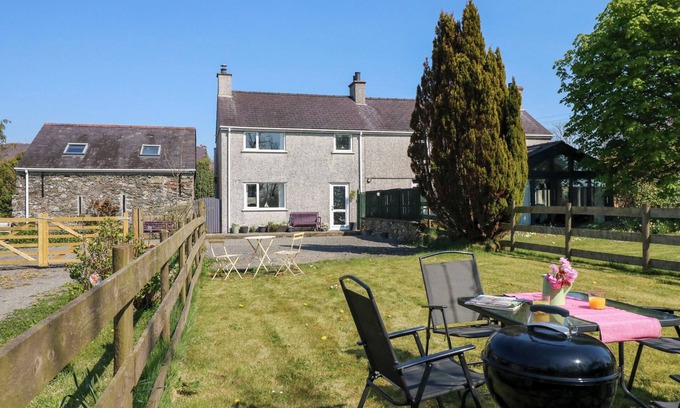 Llangefni Cottage | Y BWTHYN, family friendly, with open fire in Llangefni