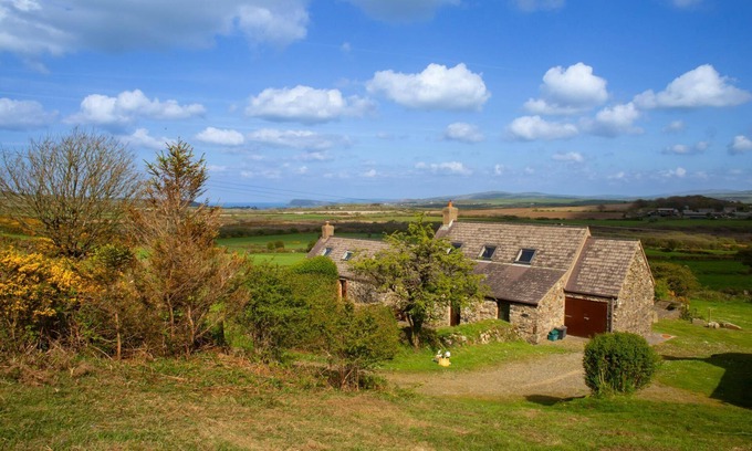 Goodwick Cottage | Y Bwthyn, Fishguard - Three Bedroom Cottage, Sleeps 6