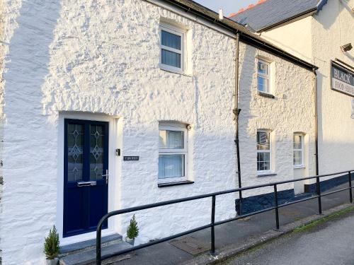 Llanrhystud House | Y Bwthyn