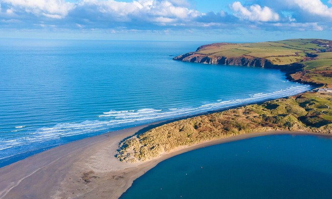 Dinas Cross House | Y Bwthyn, Holiday Property Cwm Yr Eglwys, Sleeps 2, 1 bedrooms, bathrooms