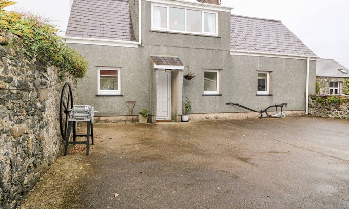 Llannor Cottage | Y BWTHYN, pet friendly, with pool in Pwllheli