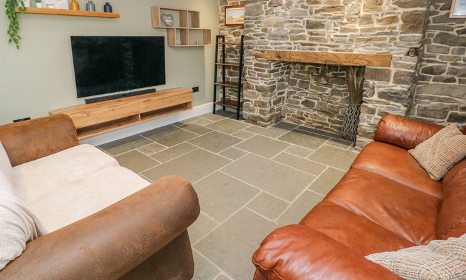 Pembrey House | Y BWYTHYN BACH, pet friendly, character holiday cottage in Burry Port