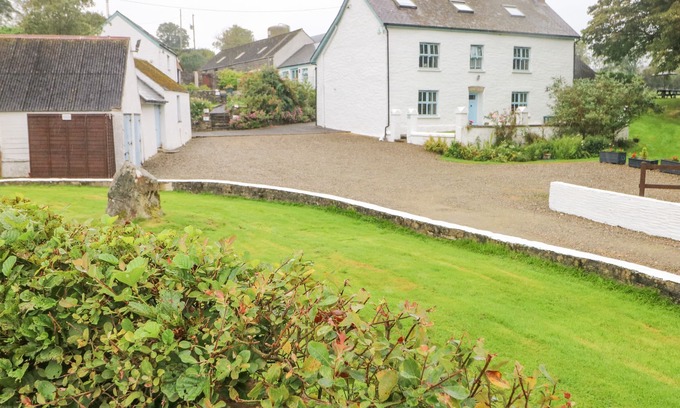 Crosswell Cottage | Y CARTWS, country holiday cottage, with hot tub in Nevern