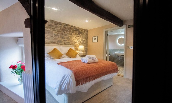 Llangadog House | Y Castell