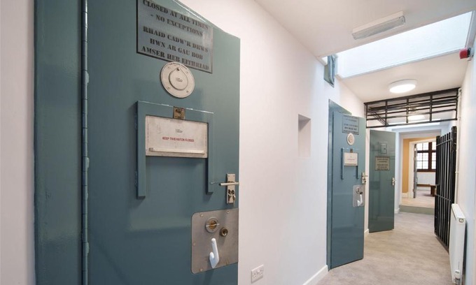 Cardigan House | Y Clinc