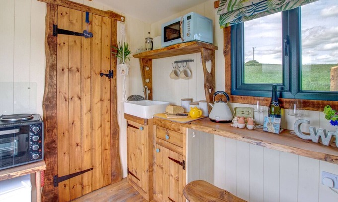 Caersws House | Y Cwtch - One Bedroom House, Sleeps 2