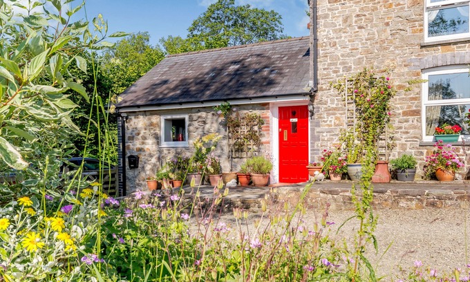 Llanybydder Cottage | Y CWTCH, pet friendly, character holiday cottage in Llanybydder