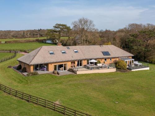 Cardigan House | Y Dorlan
