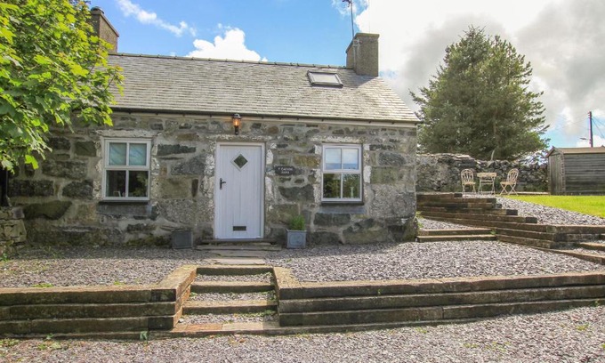 Caernarfon House | Y Garreg Fawr
