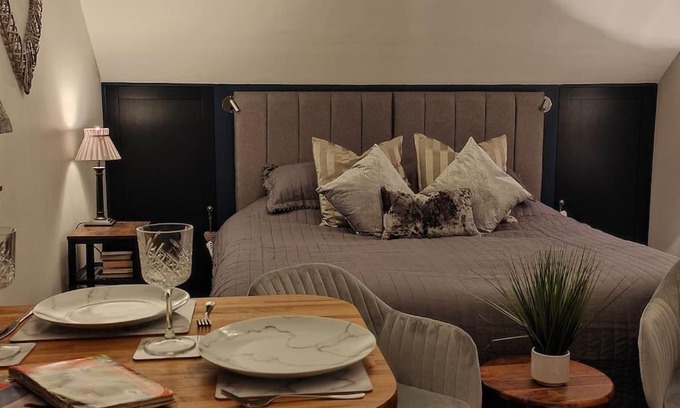 Glangrwyney Apartment | Y Llofft - Cosy Country Retreat in the Brecon Beacons